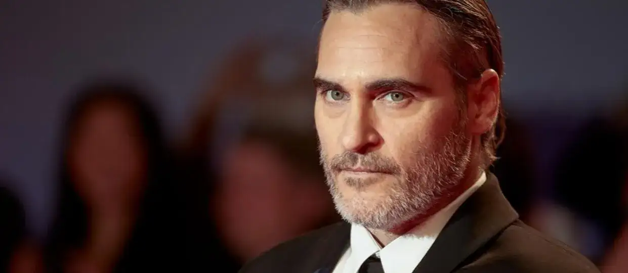 Zdjęcie Joaquin Phoenix: historia blizny na wardze zajęczej i jej wpływ na karierę
