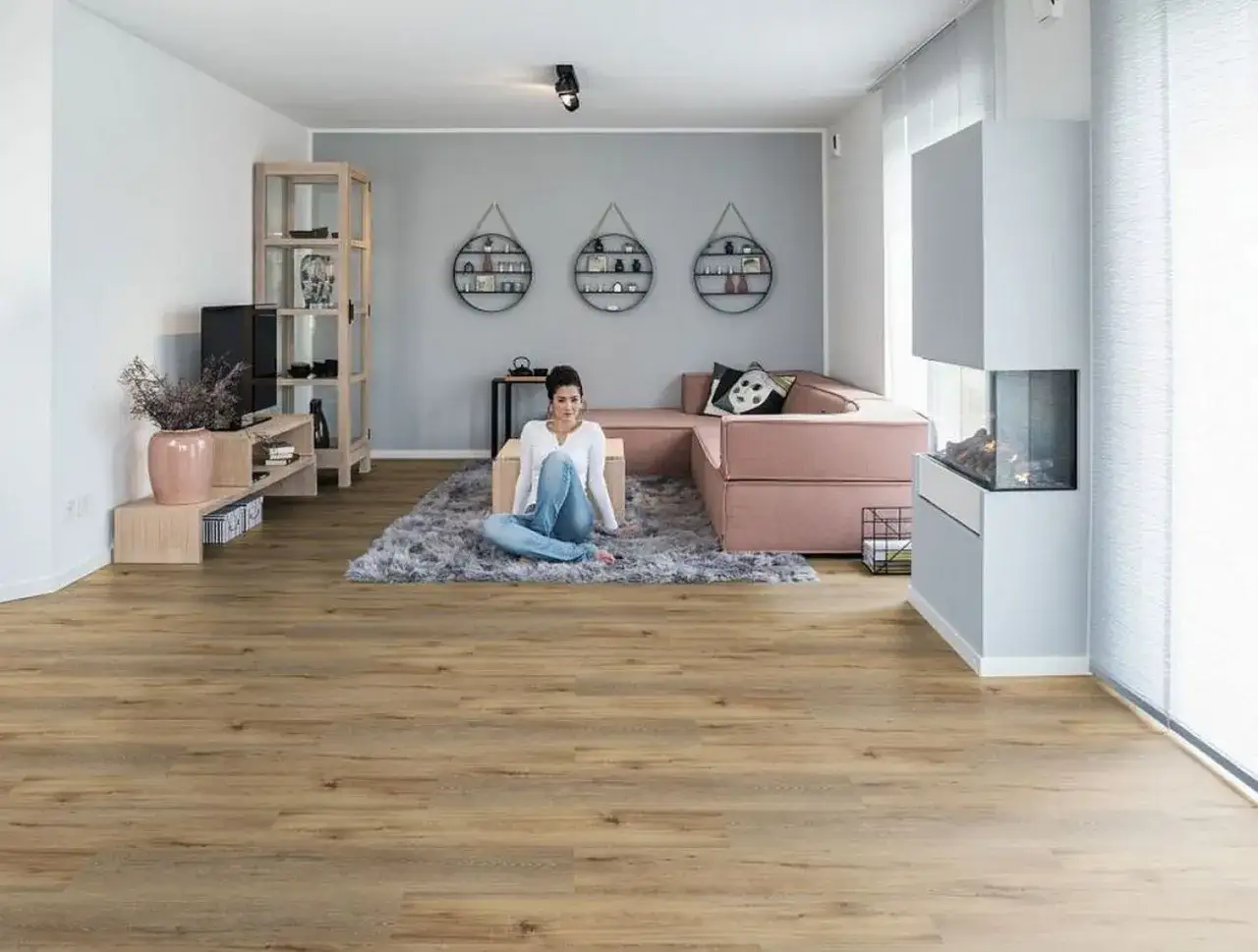 Zdjęcie Jak ułożyć panele w wąskim pokoju, aby optycznie powiększyć przestrzeń