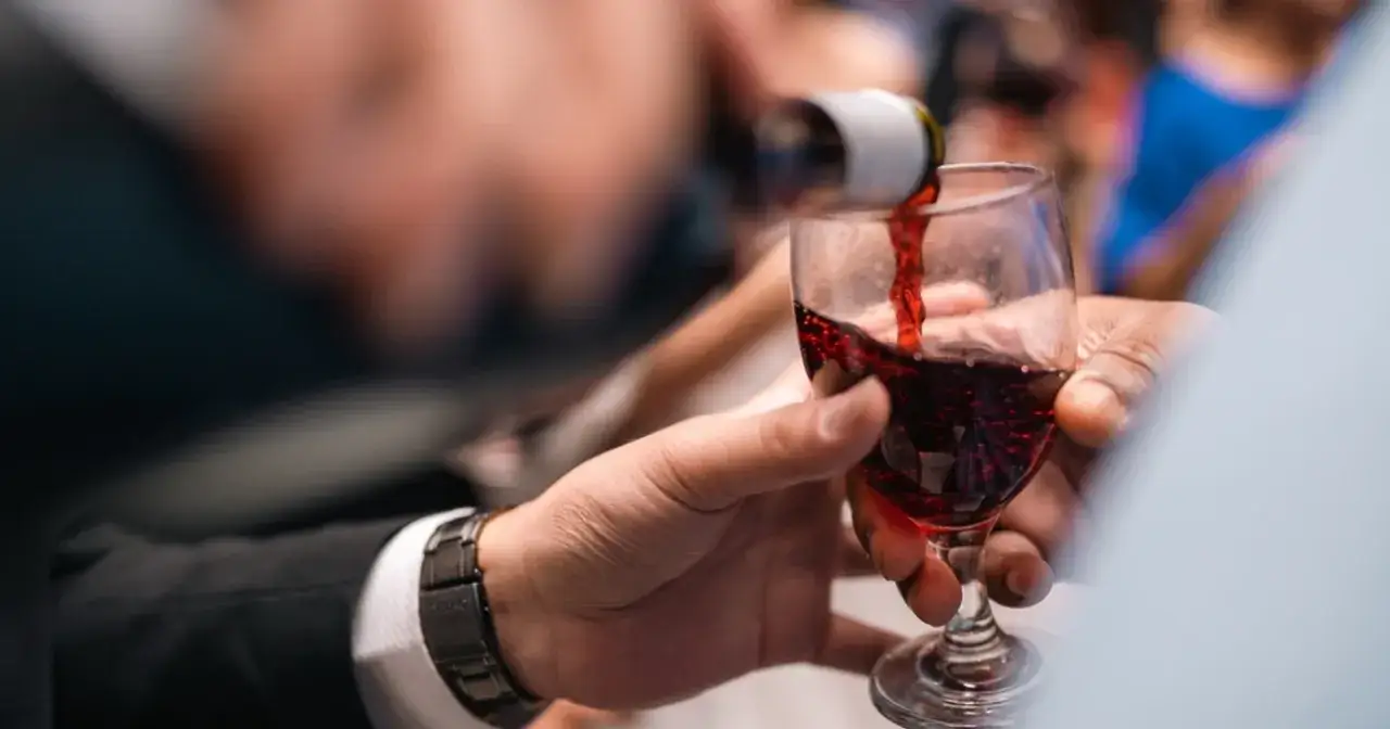 Zdjęcie Czy przy nadciśnieniu można pić alkohol: poznaj bezpieczne normy spożycia