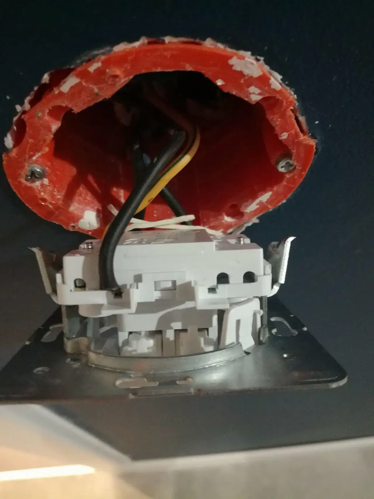 Zdjęcie Jak podłączyć wentylator awenta 100 - uniknij najczęstszych błędów