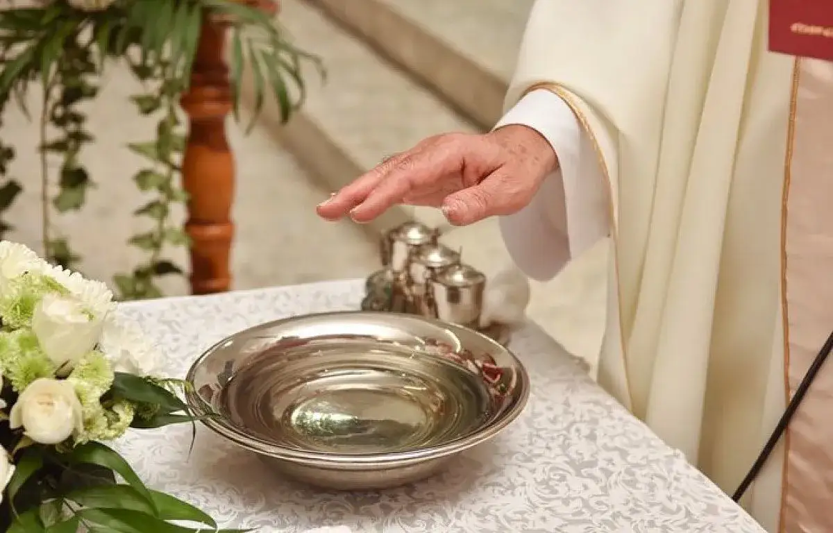 Zdjęcie Kiedy święcenie wody w kościele? Poznaj ważne tradycje i daty