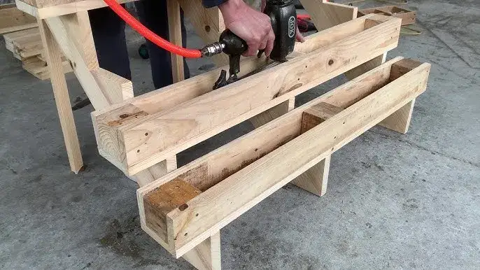 Zdjęcie Jak zrobić schody z palet w 4 prostych krokach: praktyczny poradnik DIY