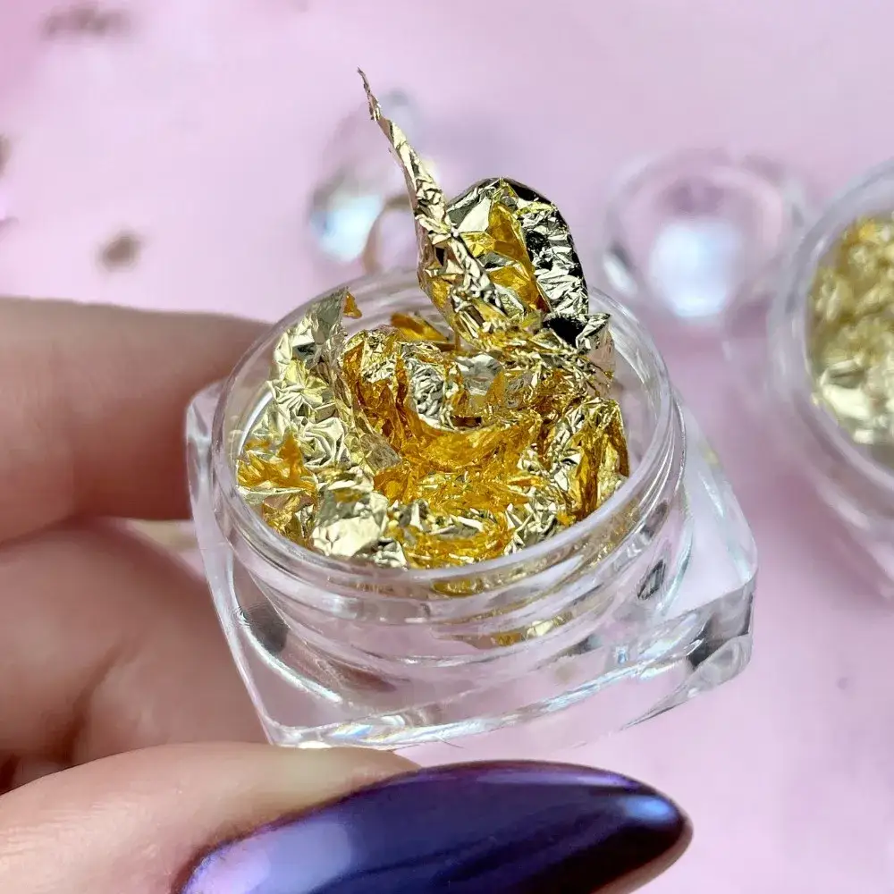 Zdjęcie Jak nakładać złotko na paznokcie - proste kroki dla pięknego manicure