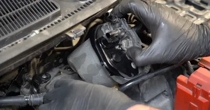 Zdjęcie Gdzie jest filtr paliwa w Ford C-Max 1.6 benzyna - ważne informacje