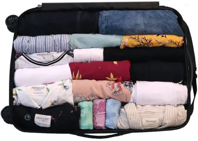 Zdjęcie Jak złożyć bluzę z kapturem do walizki, aby zaoszczędzić miejsce