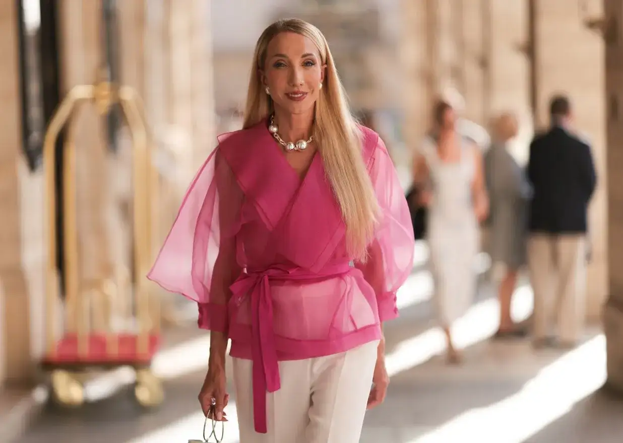 Zdjęcie Co to jest bluzka? Poznaj jej definicję, style i zastosowanie