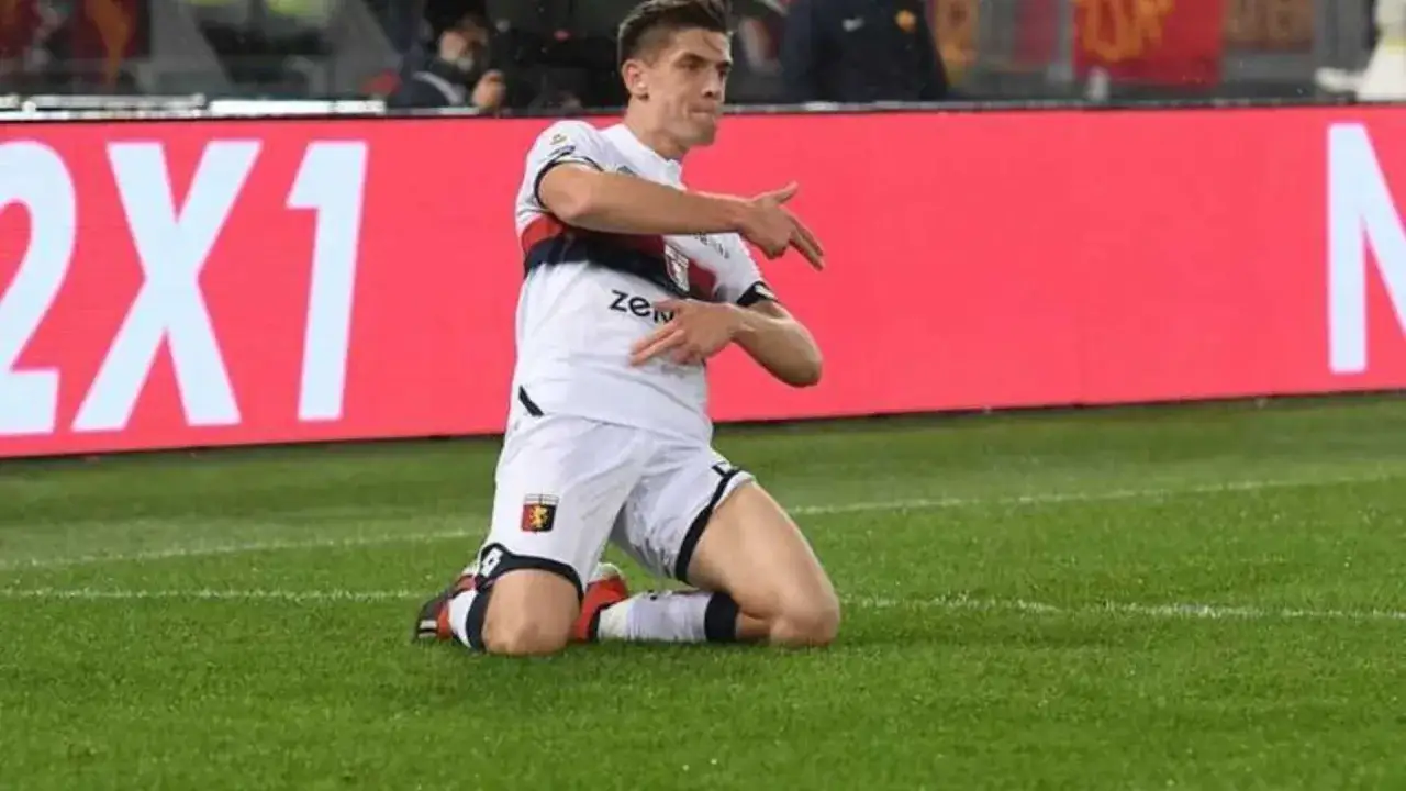 Zdjęcie Piątek wzrost: Jak wysokość Krzysztofa Piątka wpływa na jego grę?