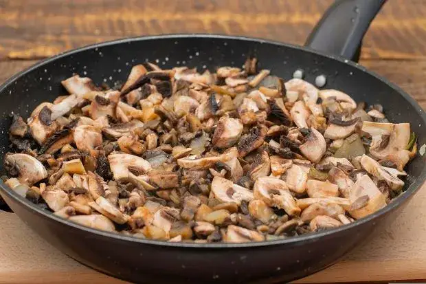 Zdjęcie Jak ugotować pieczarki do sałatki, aby były idealnie jędrne i smaczne