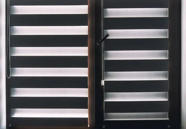 Zdjęcie Idealne kolory rolet do brązowych okien, które odmienią Twoje wnętrze