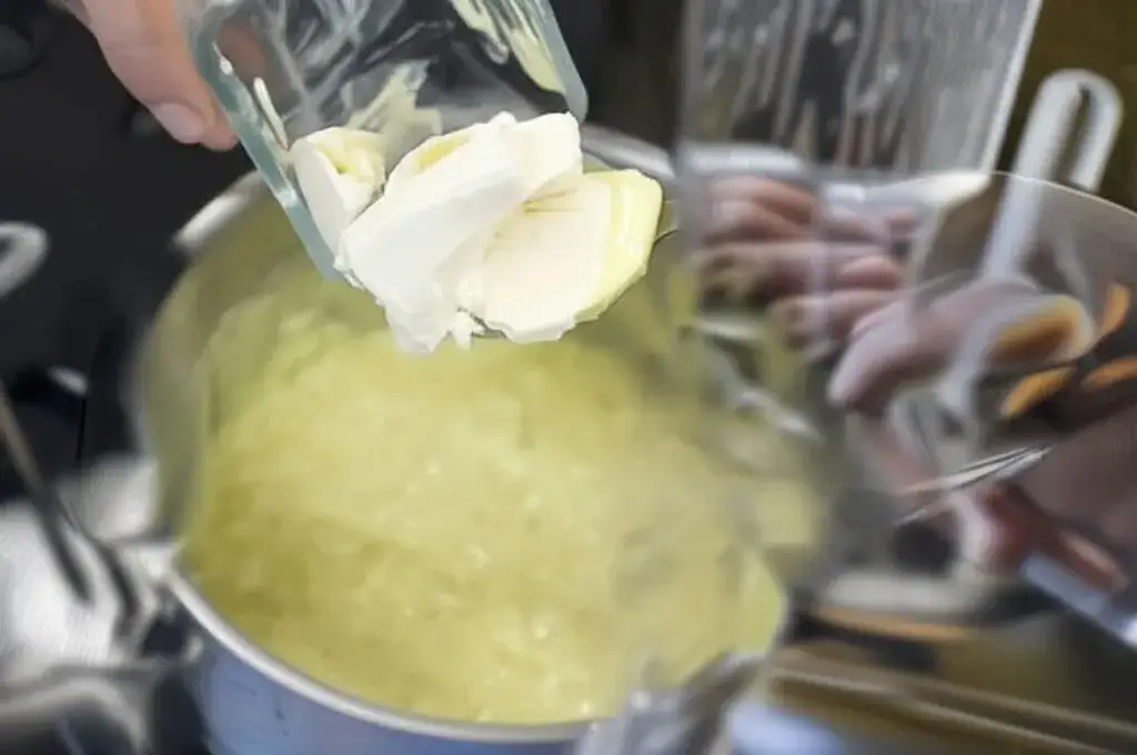 Zdjęcie Jak zrobić sos serowy z serka topionego, który zachwyci każdego