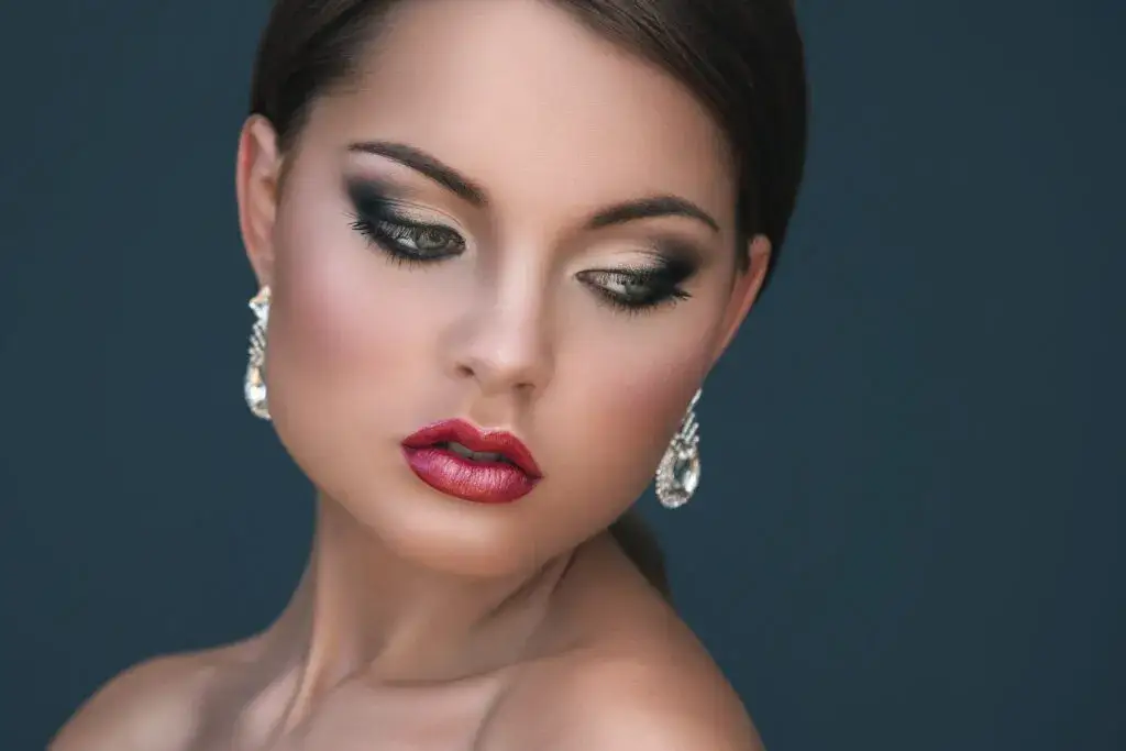 Zdjęcie Makijaż wieczorowy krok po kroku: Triki i inspiracje na każdą okazję