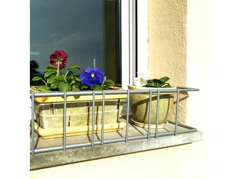 Zdjęcie Jak zabezpieczyć doniczki na parapecie zewnętrznym przed wiatrem i upadkiem