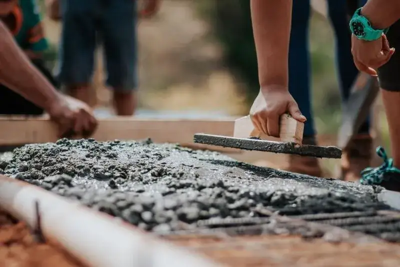 Zdjęcie Ile wiąże beton B20? Czas schnięcia i czynniki wpływające na trwałość