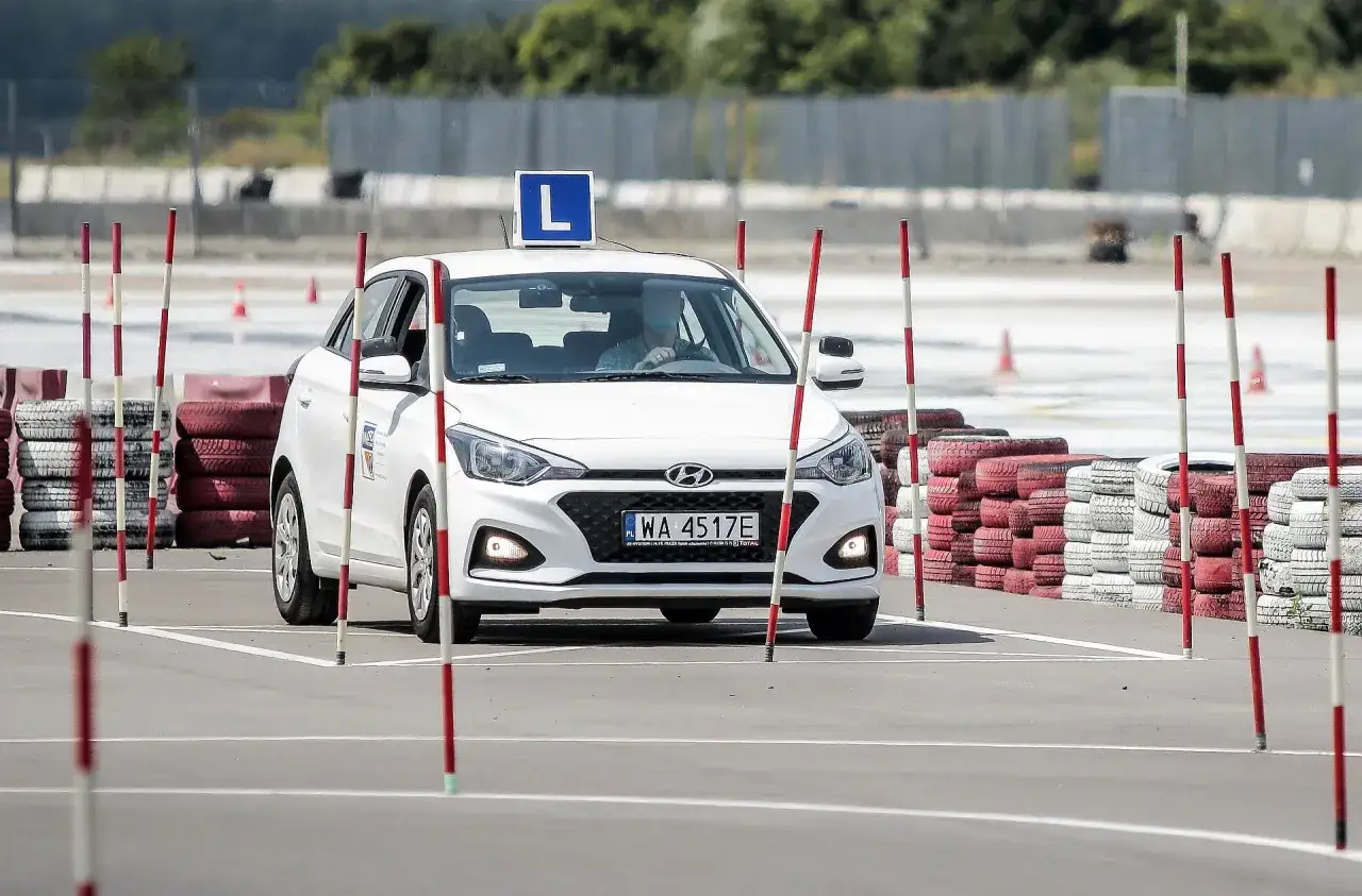 Zdjęcie Czy można jeździć bez prawa jazdy po zdanym egzaminie? Sprawdź konsekwencje