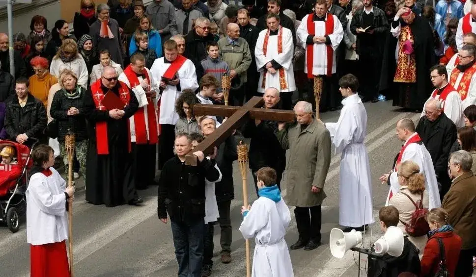 Zdjęcie Czy w Wielki Piątek trzeba iść do kościoła? Obowiązki i znaczenie liturgii