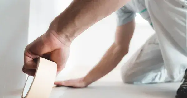 Zdjęcie Kiedy zerwać taśmę po malowaniu, aby uniknąć zniszczenia farby?