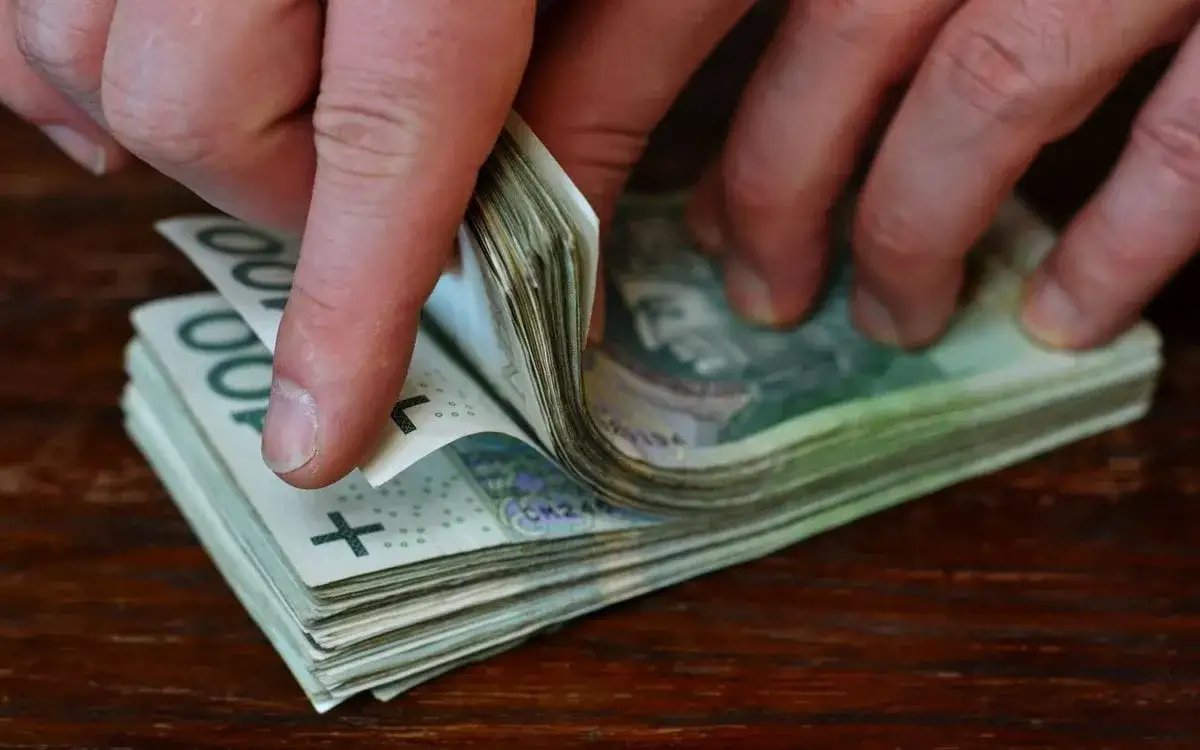 Zdjęcie Jak szybko pieniądze z wpłatomatu mBank trafiają na konto?