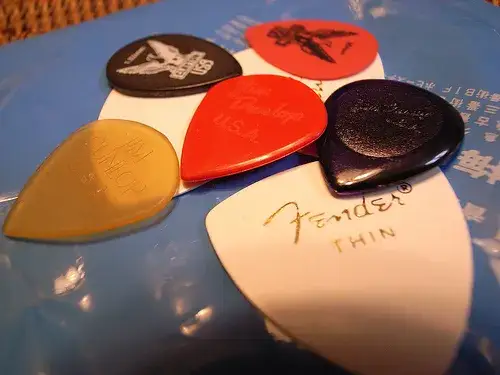 Zdjęcie Jaką kostkę do gitary klasycznej wybrać, aby uniknąć błędów?