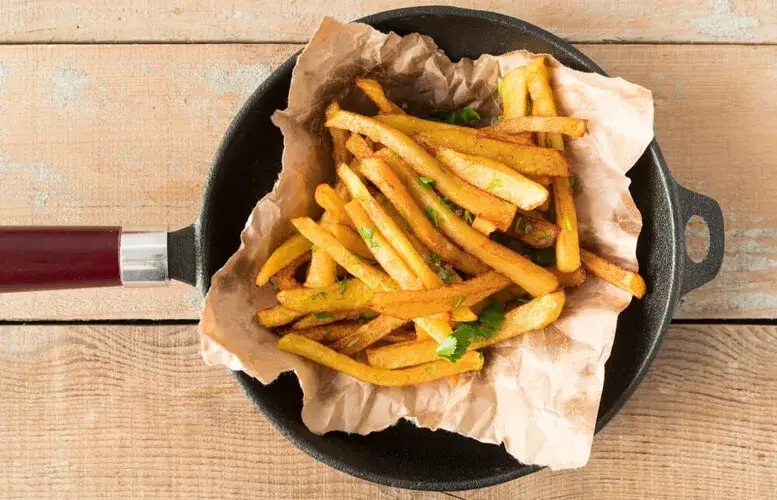 Zdjęcie Na czym smażyć frytki? Odkryj najlepsze oleje do ich smażenia