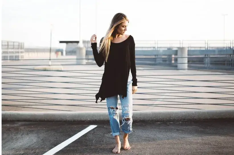 Zdjęcie Jaką bluzkę do spodni boyfriend wybrać, by wyglądać stylowo?
