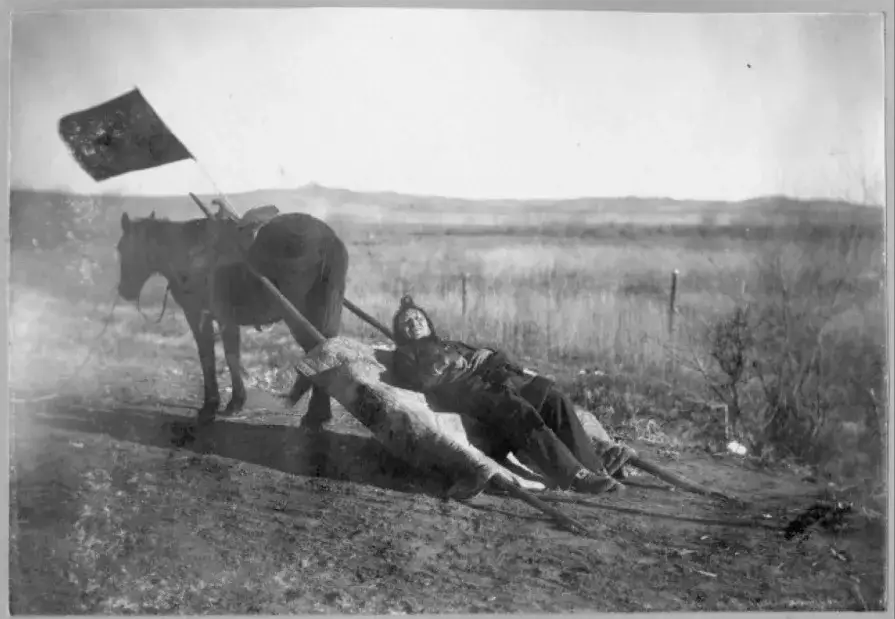 Zdjęcie Dawne nosze: Jak ratowano rannych? Historia i ciekawostki sprzętu