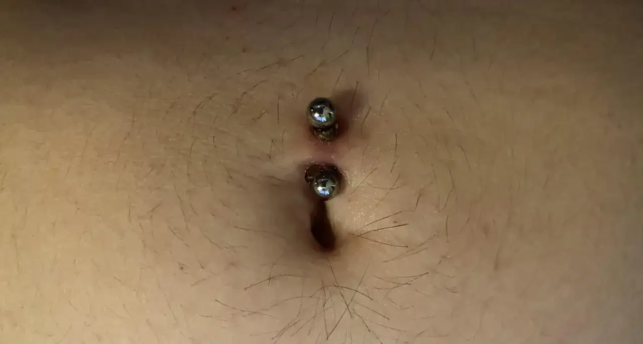 Zdjęcie Kiedy najlepiej zrobić kolczyk w pępku, aby uniknąć infekcji?