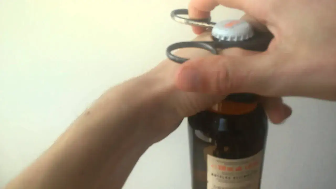 Zdjęcie Czym otworzyć piwo? Odkryj nietypowe metody i narzędzia