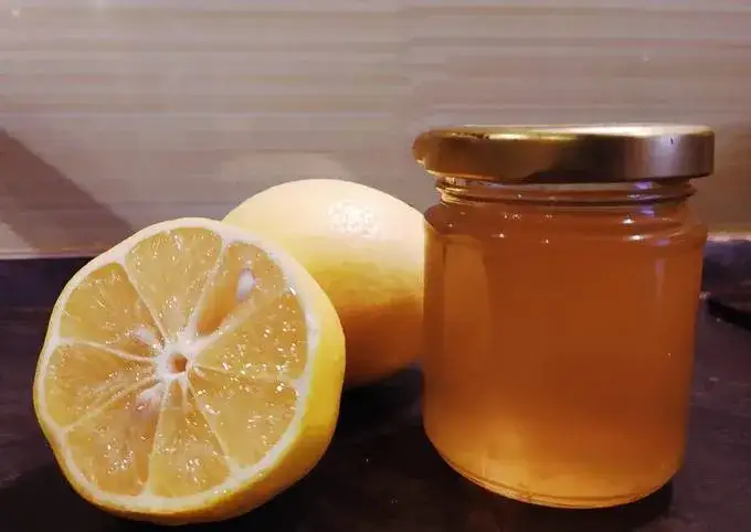 Zdjęcie Domowy przepis na cytryny w syropie do herbaty - aromatyczny dodatek zimowy