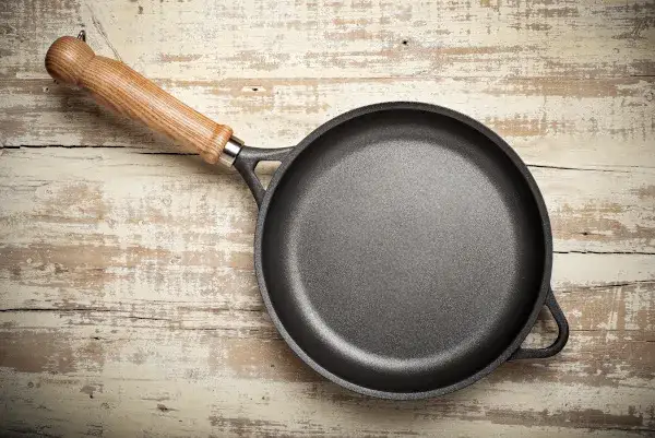 Zdjęcie Skuteczne sposoby na to, czym wyczyścić patelnię teflonową bez zniszczeń