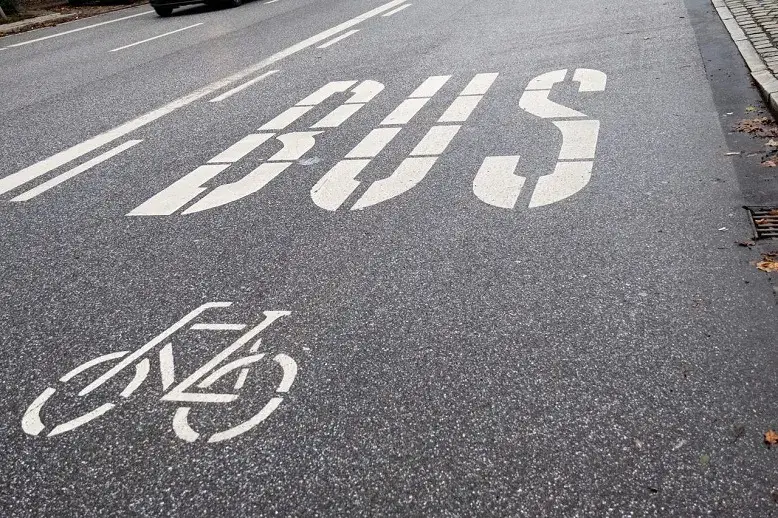 Zdjęcie Czy elektryki mogą jeździć buspasem? Sprawdź ważne zasady!