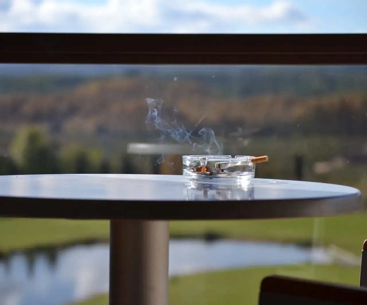 Zdjęcie Czy można palić na balkonie w hotelu? Sprawdź zasady i konsekwencje