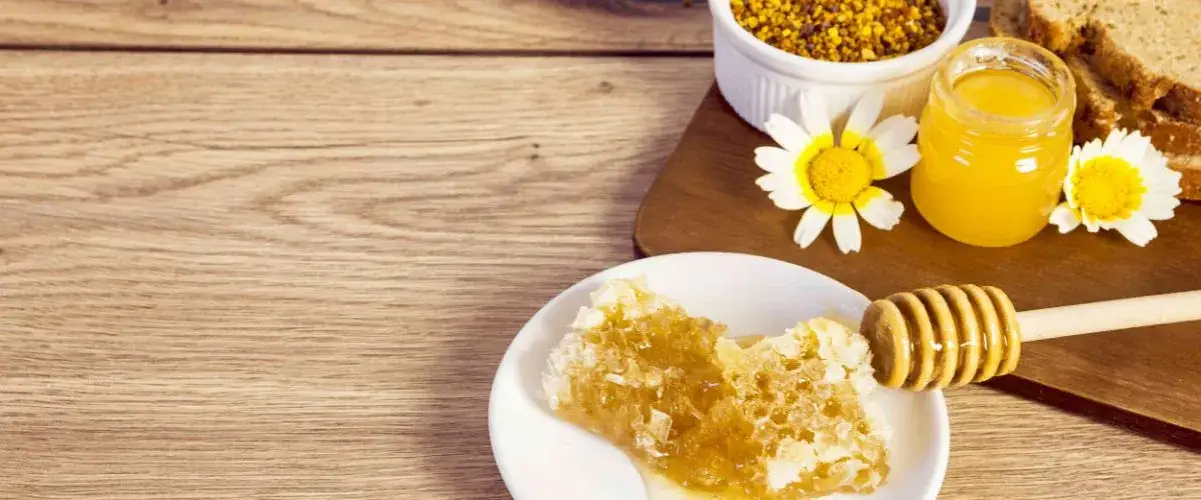 Zdjęcie Miód biały jak smalec: właściwości, zastosowania i zdrowotne korzyści