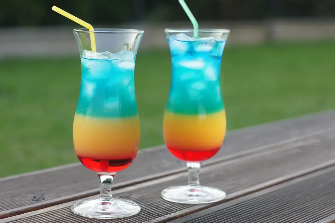 Zdjęcie Najlepsze drinki z grenadiną i Blue Curacao, które zachwycą gości