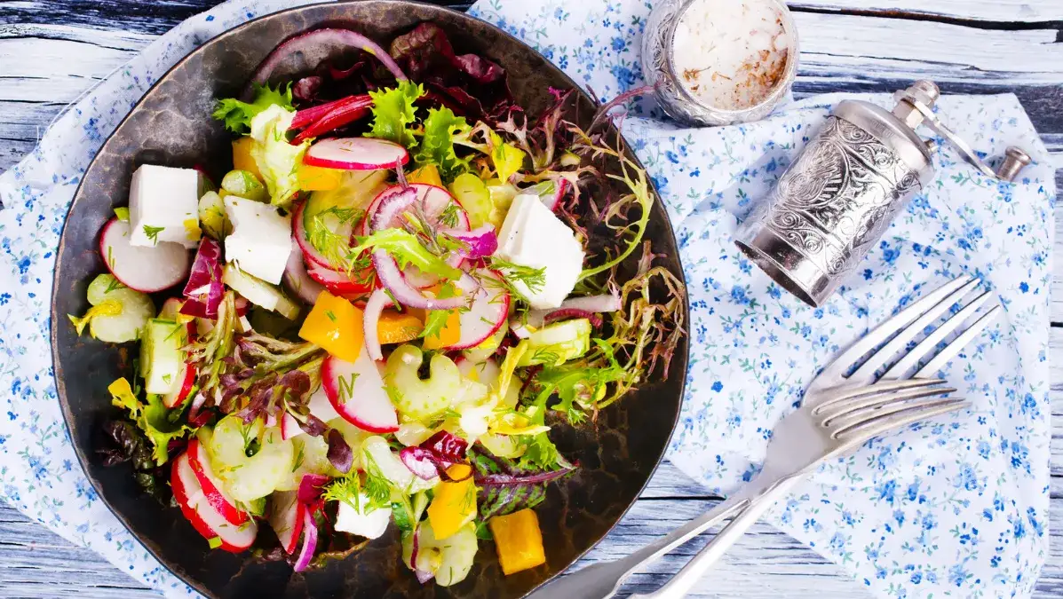 Zdjęcie Jak zrobić zielony sos do sałatki greckiej, który zachwyci smakiem