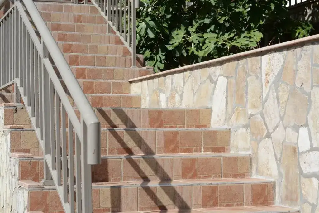 Zdjęcie Idealne płytki na schody wejściowe: uniknij wpadek i błędów przy wyborze