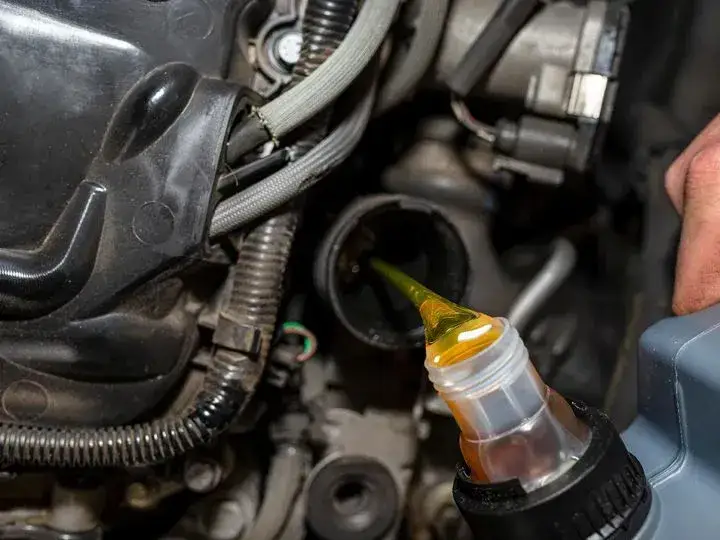 Zdjęcie Jak sprawdzić jaki olej do silnika, aby uniknąć kosztownych błędów
