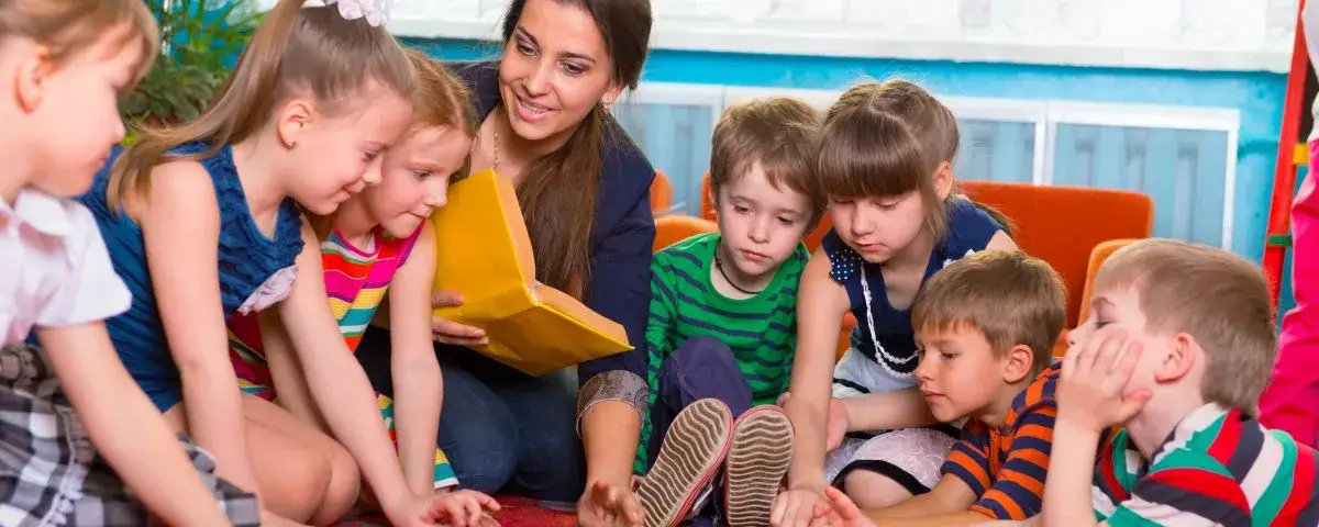 Zdjęcie Ile dzieci przypada na jednego opiekuna w żłobku? Ważne przepisy i normy