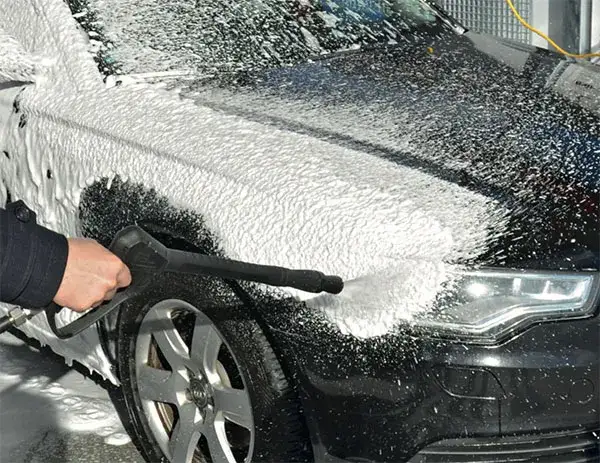 Zdjęcie Jak myć auto na myjni automatycznej, aby uniknąć uszkodzeń lakieru