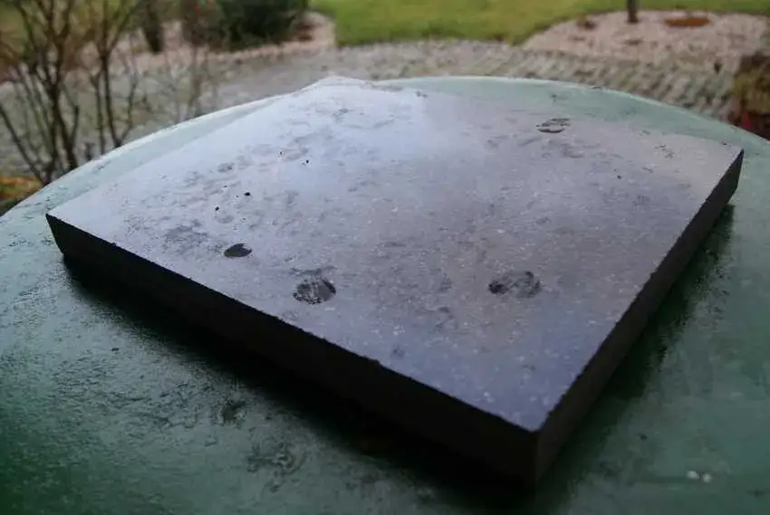 Zdjęcie Jak umyć kamień do pizzy, aby uniknąć jego uszkodzenia i plam