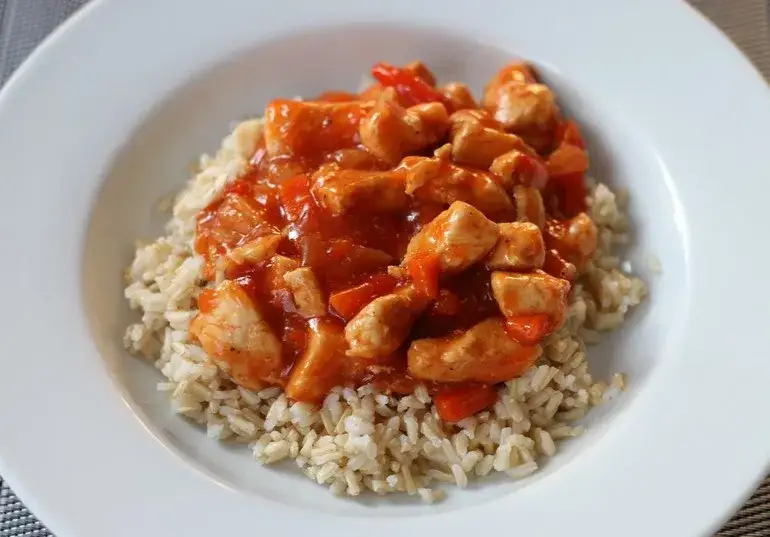 Zdjęcie Ile kalorii ma ryż z kurczakiem: pełna analiza wartości odżywczych