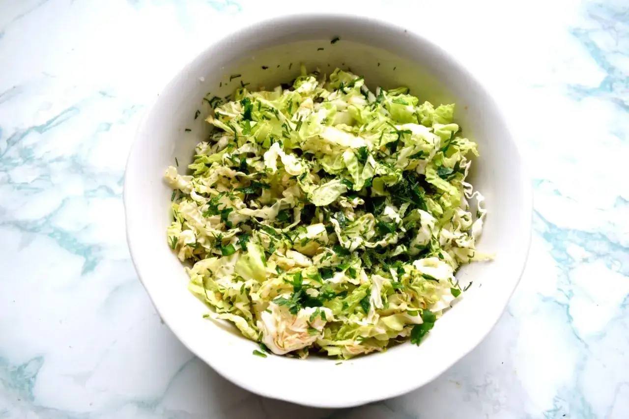 Zdjęcie Jak zrobić sałatkę pekińską – łatwy przepis na zdrowe danie