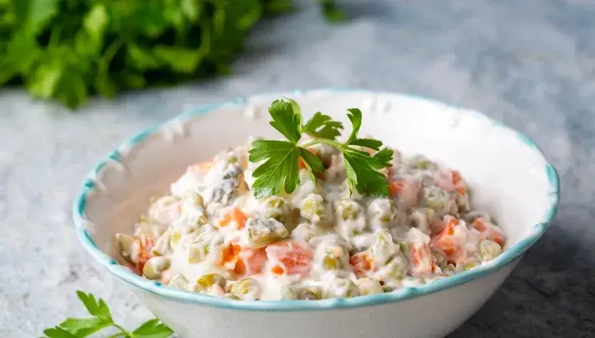 Zdjęcie Ile sałatka może stać w lodówce: porady na uniknięcie psucia się