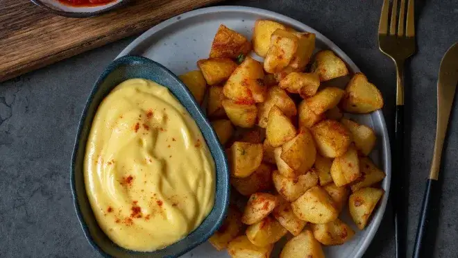 Zdjęcie Co można zjeść z sosem czosnkowym? 15 pysznych propozycji