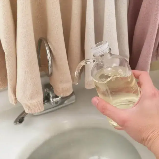 Zdjęcie Jak zmyć fluid z bluzki: Skuteczne metody na trudne plamy