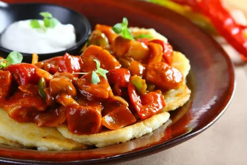 Zdjęcie Jak zrobić sos do placka po węgiersku, który zachwyci każdego smakosza