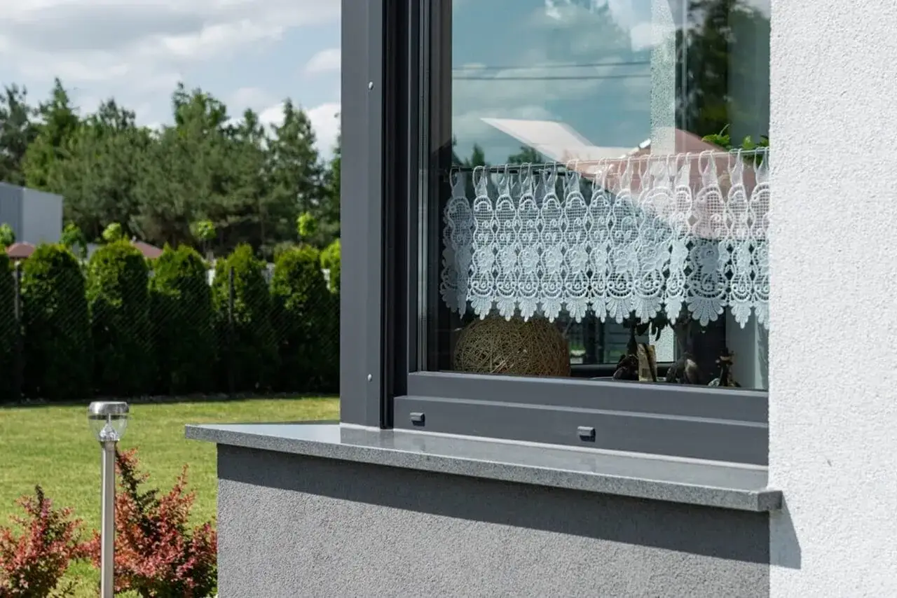 Zdjęcie Parapety zewnętrzne przed czy po ociepleniu – uniknij kosztownych błędów