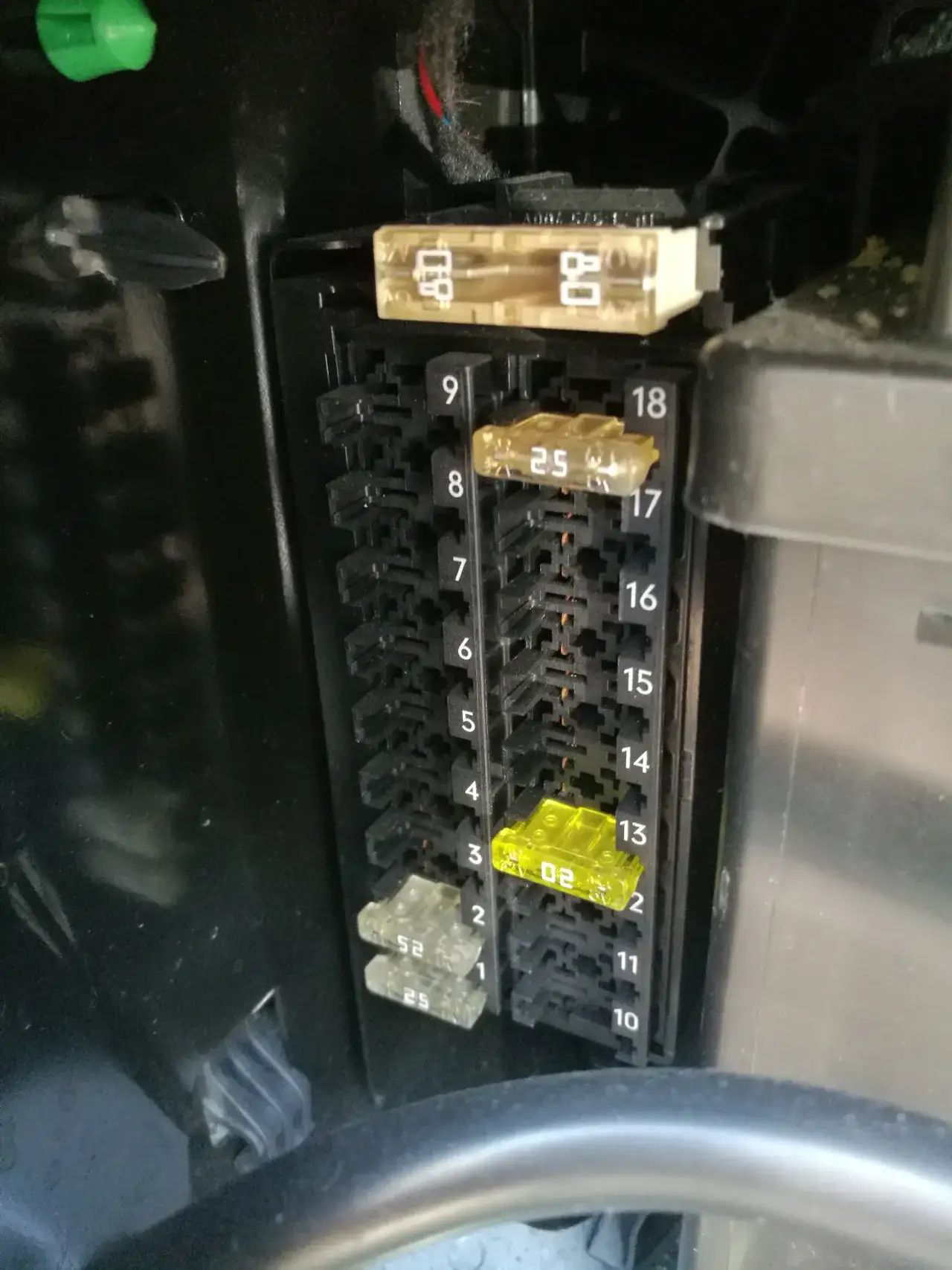 Zdjęcie Gdzie są bezpieczniki w Mercedesie Vito? Odkryj ich lokalizację