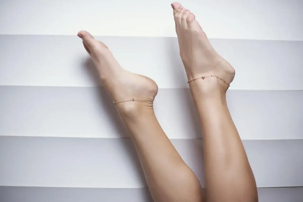 Zdjęcie Co oznacza bransoletka na nodze? Odkryj jej ukryte znaczenie