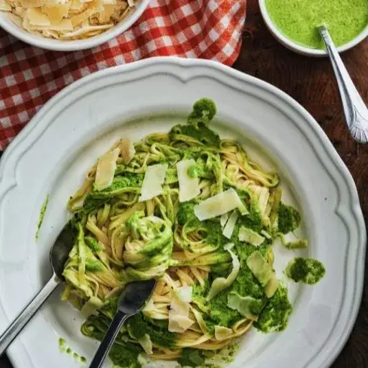 Zdjęcie Co dodać do makaronu z pesto, aby wzbogacić smak potrawy?