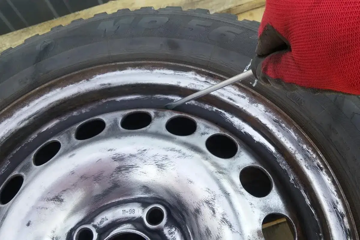 Zdjęcie Jaki papier ścierny do felg stalowych, aby uniknąć uszkodzeń?